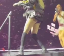 Cú ngã cực đau của thành viên hát hay nhất BLACKPINK