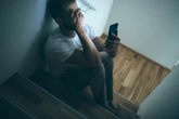 Đang lướt mạng, người đàn ông 30 tuổi bất ngờ phát hiện vợ mình có chồng mới
