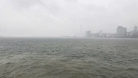 Quảng Ninh mưa mù trời, người đàn ông thản nhiên tắm biển