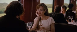 Angelina Jolie năm 35 tuổi từng đóng một vai mà cốt cách quý cô thanh lịch tràn ngập từng khung hình, khiến nam chính say mê không rời