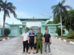 Kẻ bị truy nã trốn sang Campuchia xin về đầu thú để được hưởng khoan hồng