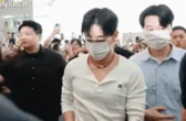 Kinh hoàng cảnh V (BTS) bị fan lao vào xô đẩy, sân bay náo loạn như "zoombie" vỡ trận