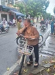 Kẹp 45 triệu trong sổ, người phụ nữ bật khóc khi làm rơi trên đường về nhà: Diễn biến không ngờ