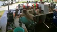 Đang ngồi bán hàng ở ven đường, cô gái nghe thấy tiếng động lớn, nhìn lên thì lập tức bỏ chạy