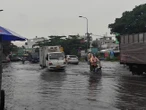 Mưa trắng trời, nhiều tuyến đường ở TPHCM ngập úng giữa trưa