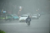 Hà Nội sáng nay sấm chớp đì đùng, người dân vất vả di chuyển dưới cơn mưa như trút