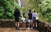 Tôn Lệ cùng chồng con trekking xuyên rừng: Hình ảnh giản dị mà ấm áp gây sốt mạng xã hội
