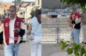 Video: "Tóm dính" Justin Bieber ôm hôn một 1 phụ nữ bí ẩn bên bờ biển, có phải là vợ siêu mẫu?