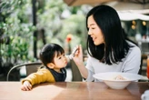 Đi học ăn vèo vèo hết bát cơm, về nhà đút mãi không chịu ăn: Lý do khiến mẹ nào cũng bất ngờ