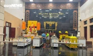 Con gái nạn nhân vụ lật tàu ở Hạ Long: 'Tôi sẽ đợi mẹ để đưa về nhà cùng bố'
