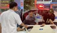 CSGT dùng xe đặc chủng đưa tài xế đột quỵ trên cao tốc đi cấp cứu