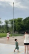 Chu Thanh Huyền đá tung dép để chơi pickleball cực sung cùng Quang Hải, cậu quý tử Lido ôm vợt chạy quanh gây bão MXH!