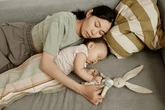 "Con bao nhiêu tuổi thì không nên ngủ cùng mẹ nữa?": Vấn đề tưởng nhỏ nhưng ảnh hưởng đến cả tương lai đứa trẻ