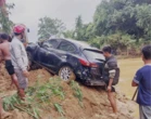 Ô tô chở 4 thanh niên bị nước cuốn trôi sau khi vượt rào cảnh báo đã được tìm thấy