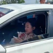 Cô dâu đòi thêm tiền rồi bỏ trốn khỏi đám cưới, dân lao ra chặn xe
