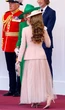 Vì sao Vương phi Kate liên tục cúi chào Vua Charles 4 lần trong một ngày?