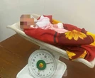Bé gái sơ sinh bị bỏ rơi ở nhà văn hóa kèm bức thư viết tay nhờ người "nuôi giúp"