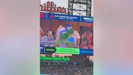 Cú "kiss cam" bắt gian tại trận Mascot Phillies giữa sân vận động, bối rối ngượng ngùng khi bị phát hiện