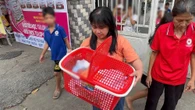 TP.HCM: Bức xúc trước hình ảnh cặp đôi bỏ lại bé trai sơ sinh trước cổng trung tâm nhân đạo rồi vội vã bỏ đi