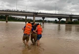 Công an cứu kịp thời 2 anh em chới với giữa sông ở Quảng Ngãi