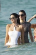 Chị em Kendall - Kylie Jenner "đi cửa sau" để tham dự đám cưới tỷ phú, đến việc của người nhà thì lặn mất tăm?