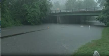 Mưa lũ nghiêm trọng tại Mỹ: Nước lũ tràn vào ga tàu New York, 10.000 chuyến bay bị hoãn trên cả nước