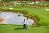 Lộ ảnh chủ tịch nổi tiếng thân mật với hoa hậu Vbiz trên sân golf, visual nàng hậu sáng bừng