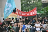 Rừng sĩ tử xách xô chậu, ôm giá vẽ chen chúc đi thi năng khiếu: Nhìn thôi đã mệt mà vẫn phải thốt lên "chất thật sự!"