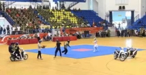 Cô gái dùng vợt Pickleball hạ gục 3 người đàn ông có vũ khí