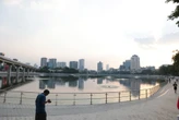 Người dân Hà Nội thích thú với diện mạo mới của hồ Hoàng Cầu sau một năm cải tạo