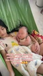 Khối nghỉ hè này lạ lắm: Nhìn cảnh vừa cưng vừa thương này sẽ hiểu vì sao các cụ nói "ruộng sâu trâu nái không bằng con gái đầu lòng"