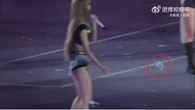 Lisa (BLACKPINK) bị chỉ trích vì ném Labubu người hâm mộ tặng