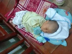 Bé gái 11 ngày tuổi bị bỏ rơi ven đường kèm bức thư viết tay