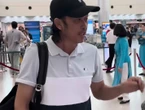 Hoài Linh ra tận sân bay tiễn mẹ đi Mỹ, mặt phờ phạc, mắt thâm quầng