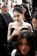 Drama căng đét: Địch Lệ Nhiệt Ba bị "phốt" đi trễ hàng tiếng đồng hồ, còn ra vẻ "mẹ thiên hạ" giữa sự kiện?