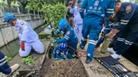 Người đàn ông khỏa thân nhảy xuống rồi mắc kẹt dưới cống, nhân viên cứu hộ đến giúp còn bị cắn vào tay