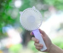 Lo ngại rác thải từ trào lưu dùng quạt cầm tay
