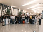 HIEUTHUHAI và 25 anh trai đổ bộ sân bay Mỹ