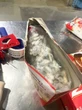 Mở hộp bánh tại sân bay, phát hiện cảnh tượng nổi da gà