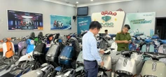 Kiểm tra đột xuất 2 cửa hàng xe điện Trung Hiếu, hiện đã bắt tạm giam 3 người