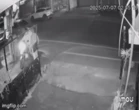 Phẫn nộ clip người phụ nữ bị nhóm thanh niên rình sẵn, lao tới dùng hung khí tấn công dã man trong đêm