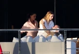 Tranh cãi: David Beckham thân mật quá mức với con gái Harper 14 tuổi, Victoria mặc váy bó không nội y trước mặt các con?