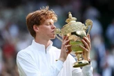 Thắng thuyết phục Alcaraz, Sinner lần đầu 'xưng vương' tại Wimbledon