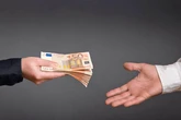 Người đàn ông vay ngân hàng 730 triệu đồng rồi cho bạn vay lại với lãi 2%, 1 năm sau con nợ quỵt tiền: Tòa phán "anh mới là người sai"
