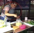 Bà chủ mang chiếc “túi vải” treo trên ngực, khách hàng đến gần thì sửng sốt: “Tôi mua thêm một phần nữa”