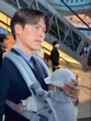 MXH náo loạn trước ảnh nghi Hyun Bin giúp Son Ye Jin địu con trai