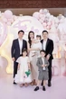 Anh chồng Đỗ Mỹ Linh khoe ảnh chụp vợ chồng em trai, thần thái gia đình hào môn ai cũng xuýt xoa