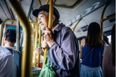 Không nhường chỗ cho cụ ông trên tàu, đứa trẻ 5 tuổi bị chê "vô giáo dục": Người mẹ nói 1 câu gây sốc!
