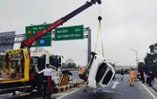Hà Nội: Tài xế ô tô buồn ngủ, tông hai xe máy rồi lật ngửa ở đường Vành đai 3 trên cao