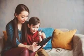 Không phải điện thoại hay TV, đây mới là 4 điều "phá hủy thị lực" của trẻ mà cha mẹ không hề hay biết